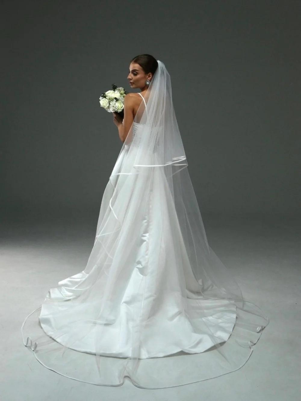 Elegant 2 Tier Catheral Long Veil in EUC, including nib bridal vail weights 32ct